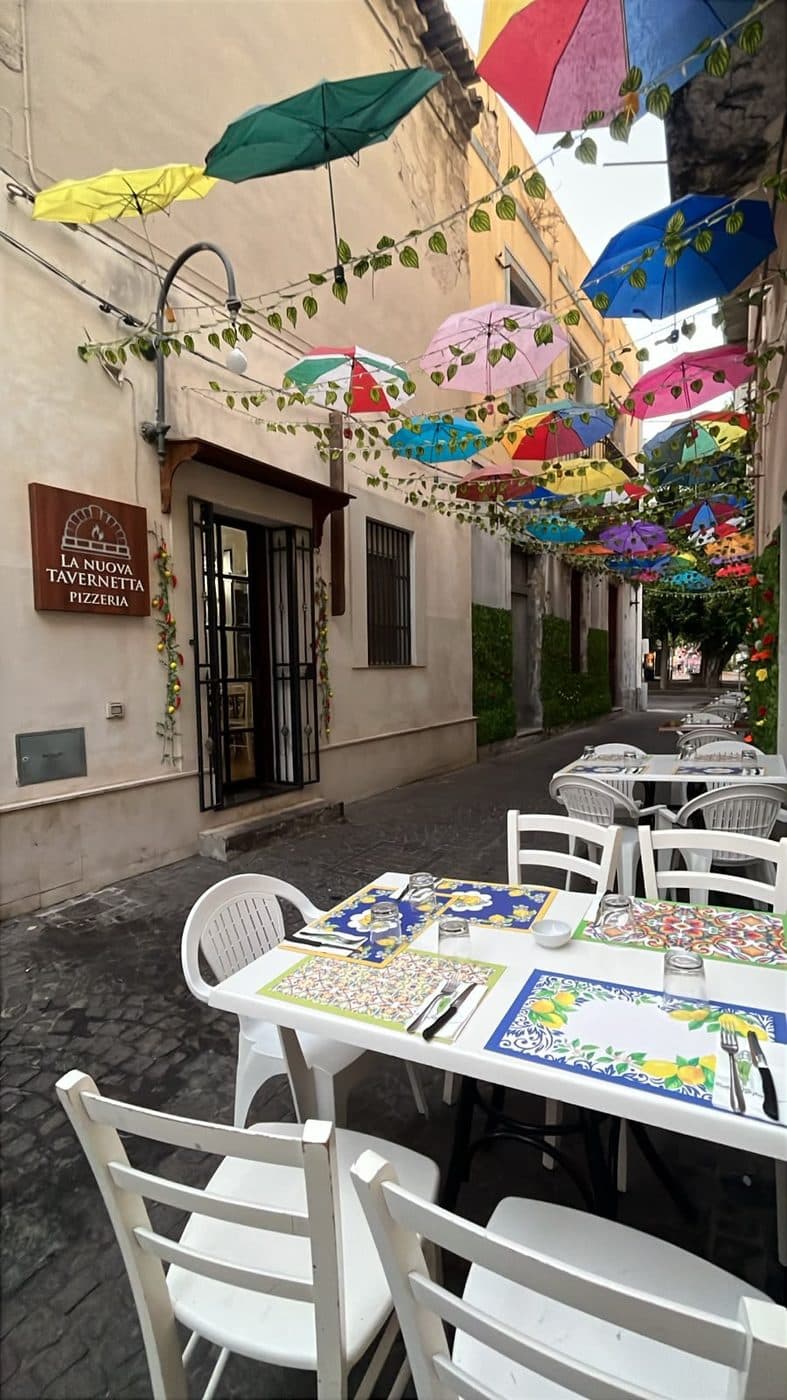La terrazza de La Nuova Tavernetta di giorno