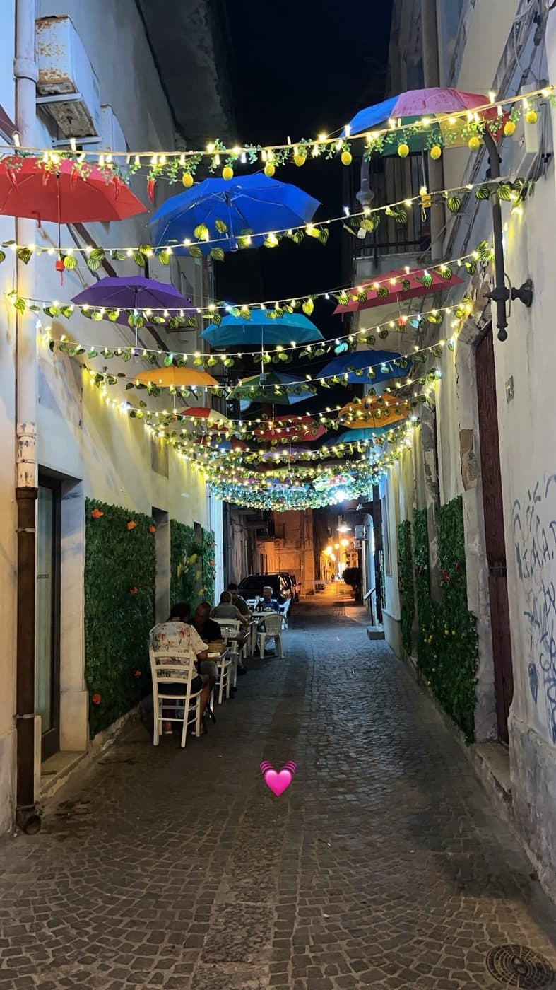La terrazza de La Nuova Tavernetta di sera